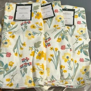 NWT Set of 3 Hand Towels